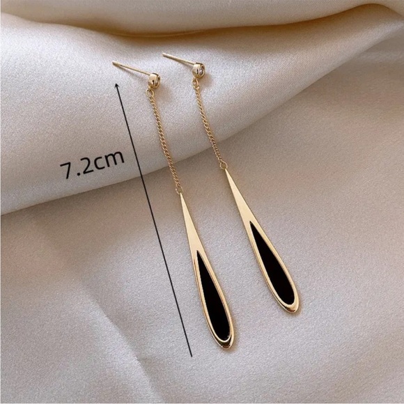 Jewelry - Elegant Gold and Black Teardrop Earrings